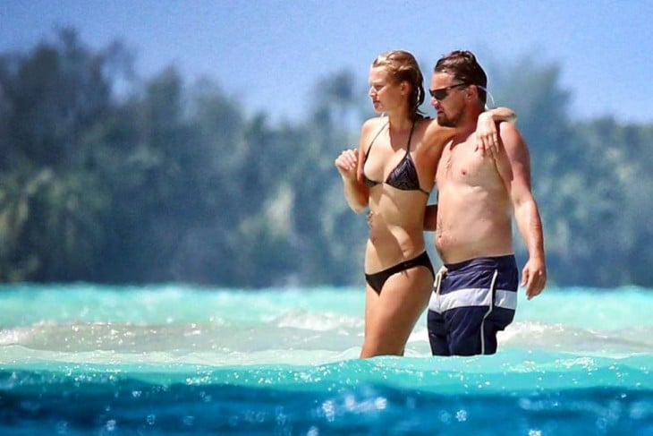 Leonardo di Caprio con chica en la playa