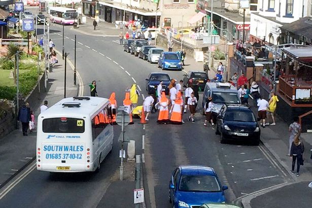 conos de transito disfrazados bloqueando calles