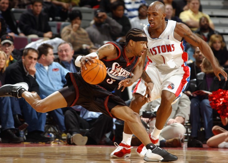 Allen Iverson bota el balón