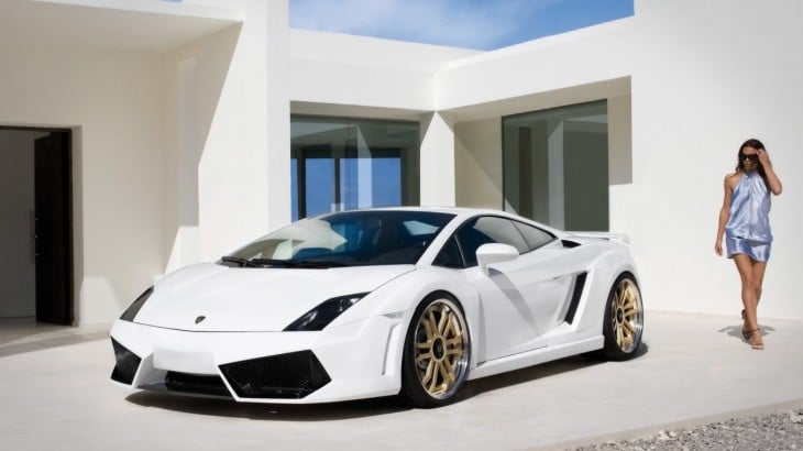 Lamborghini blanco estacionado