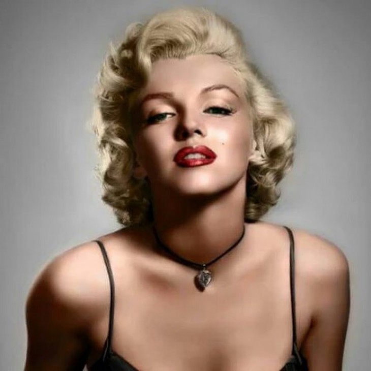 Marylin con collar de diamante