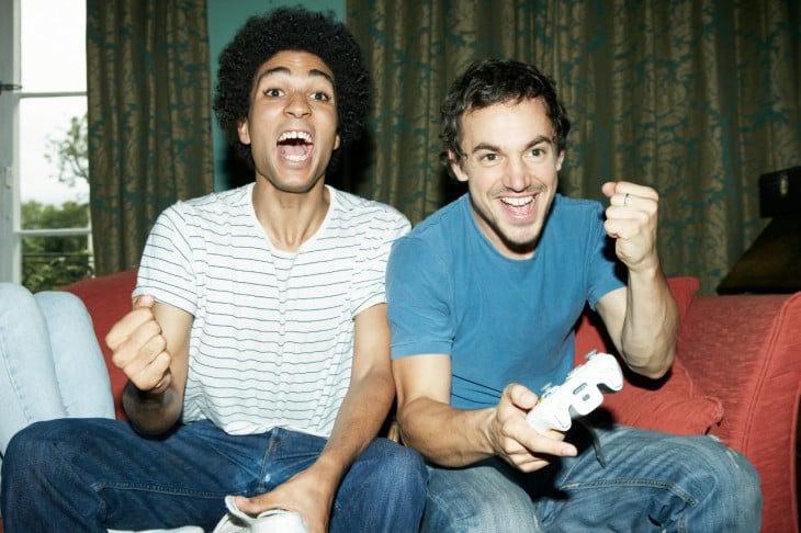 Dos amigos jugando videojuegos