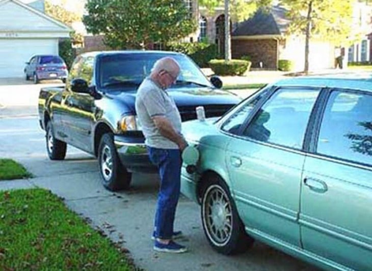 Hombre orina en el tanque de su coche