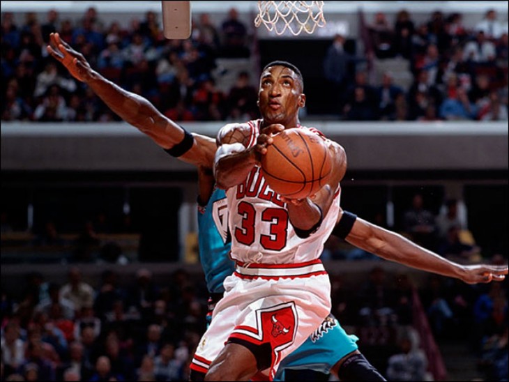 Scottie Pippen se eleva para encestar