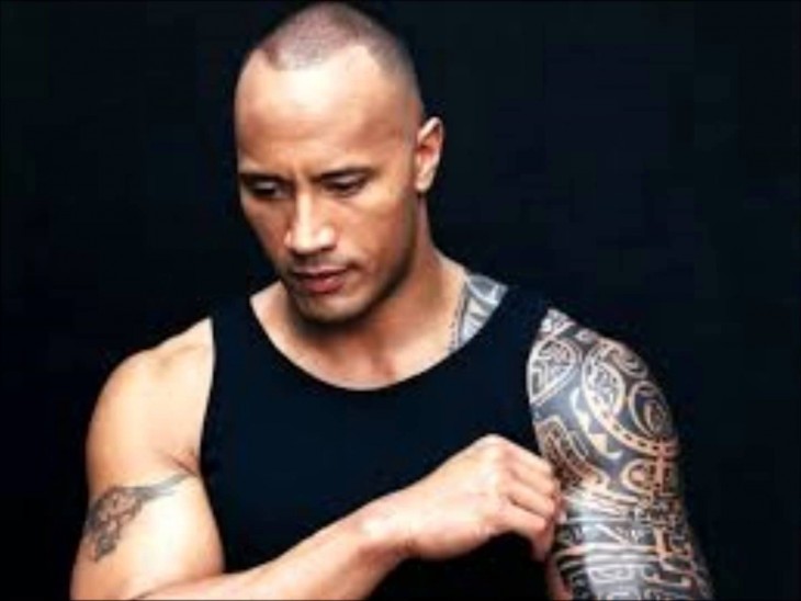 The Rock con la cabeza agachada