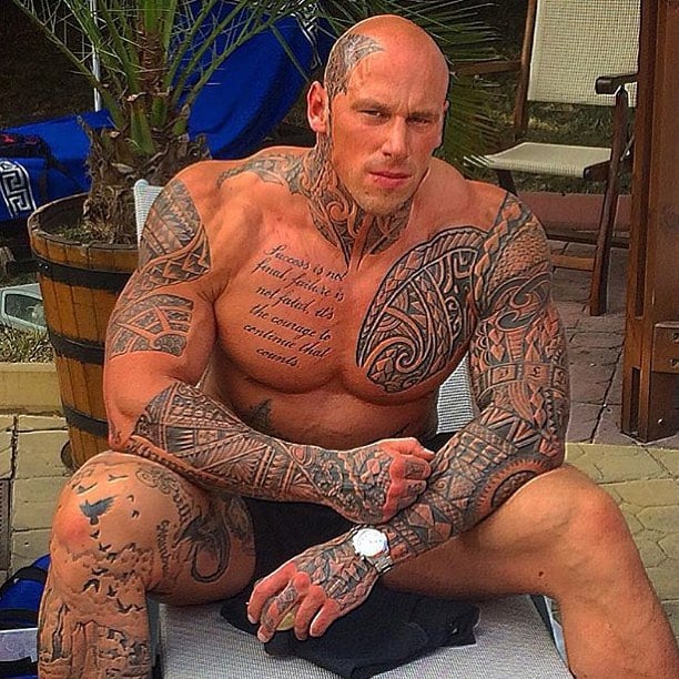 Hombre musculoso y tatuado