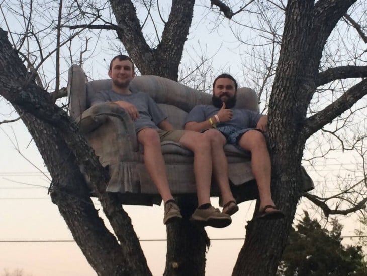 Hombres en sofá en el árbol