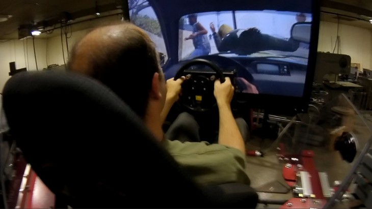 Hombre en simulador de GTA V