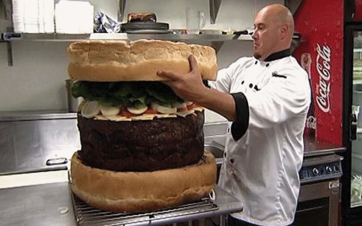 Cocinero hace megahambnurguesa