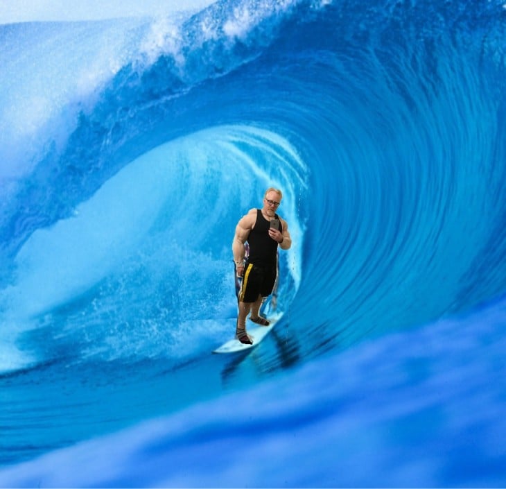 Photoshop de Adam Savage surfeando