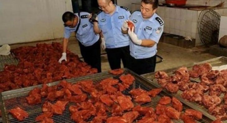 policías en china checando carne falsa 