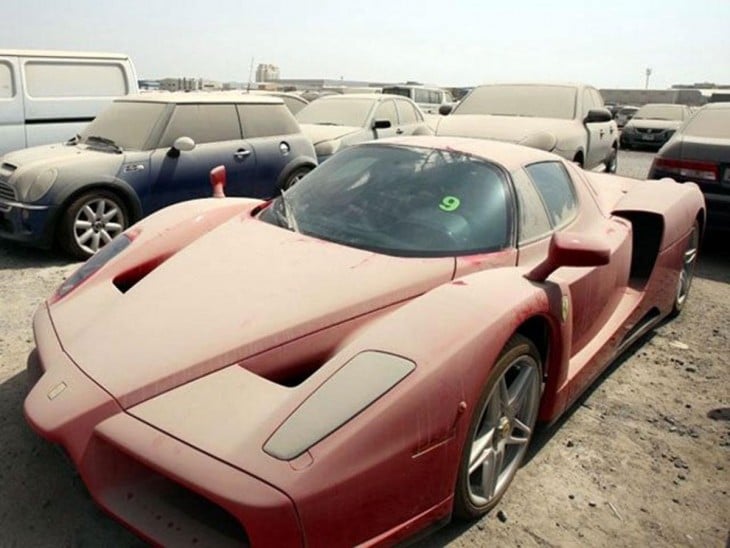 Ferrari abandonado en Dubai