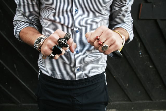 hombre mostrando los anillos en su mano izquierda y su mano derecha 