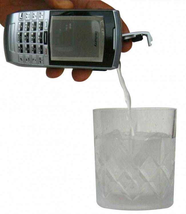 Botella Bev-burry en forma de celular para guardar alguna bebida 