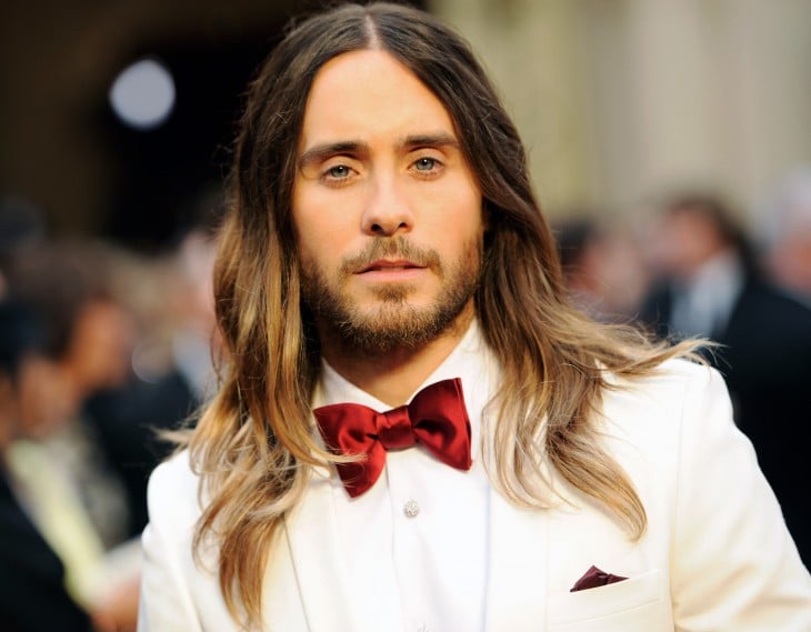 Jared Leto con Traje y moño