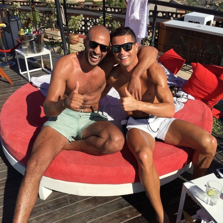 Ronaldo y Badr abrazados en un sillón