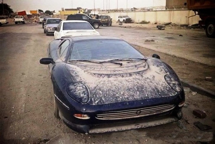Auto abandonado en Dubai