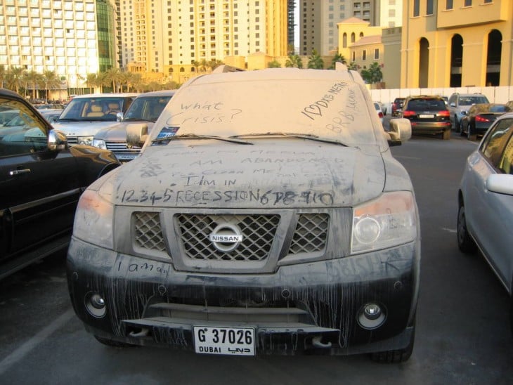 Auto abandonado en Dubai