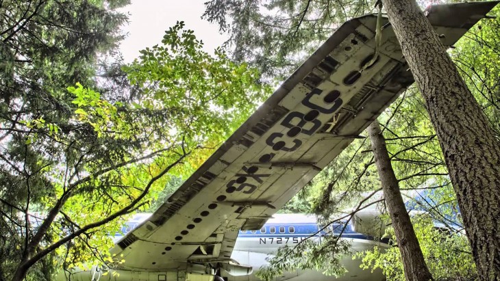 Avión convertido en casa en el bosque