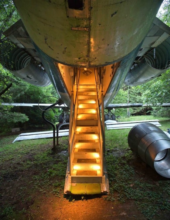 Avión convertido en casa en el bosque