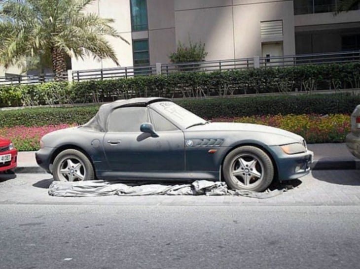 Auto abandonado en Dubai