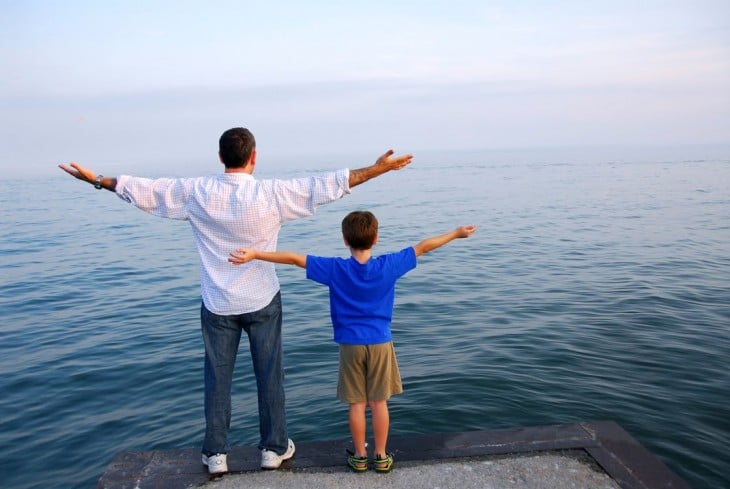 Padre e hijo ante el mar