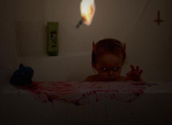 Hija siniestra en la tina de baño