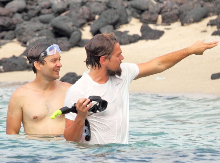 Di Caprio en la playa con su amigo Tobey Maguire