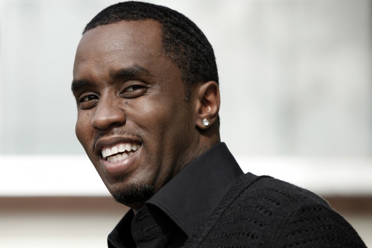 Sean Combs sonríe