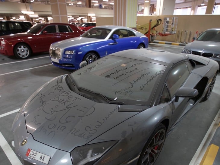 Auto abandonado en Dubai