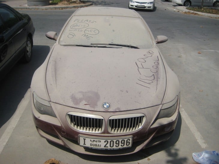 Auto abandonado en Dubai