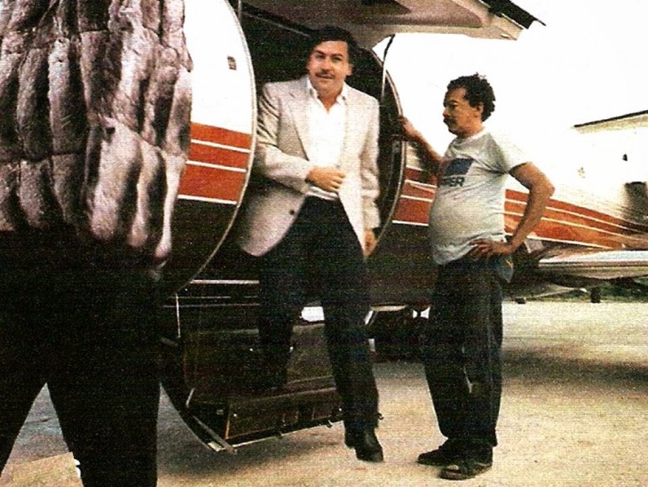 Pablo Escobar desciende de avioneta