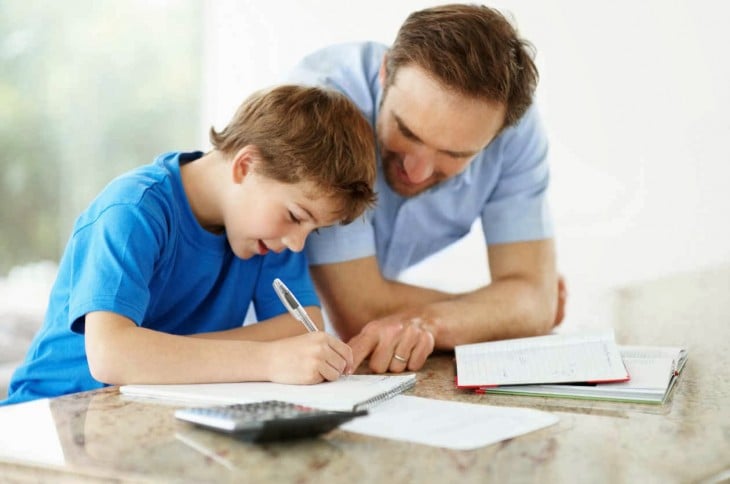 Padre e hijo estudiando