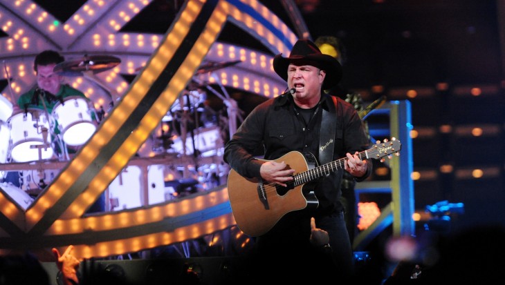 Garth Brooks con guitarra y en concierto