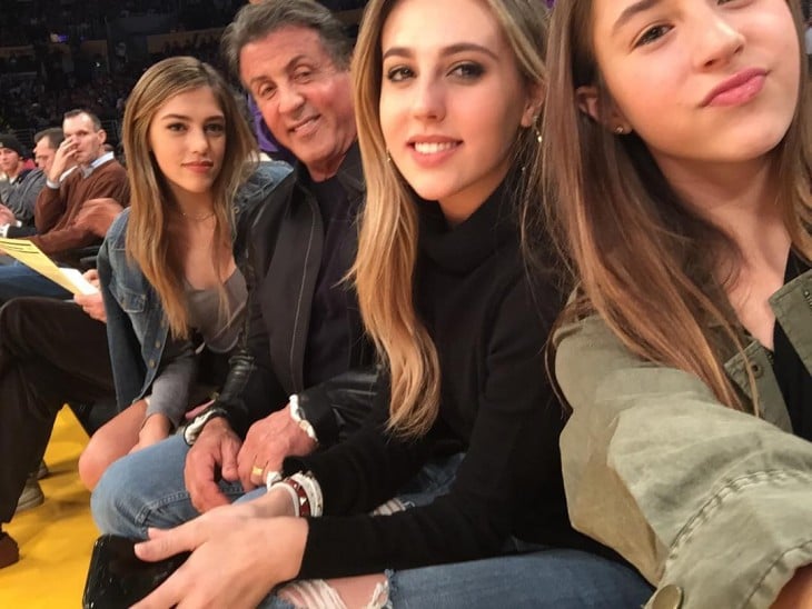 Stallone y sus tres hijas en el juego de los Lakers