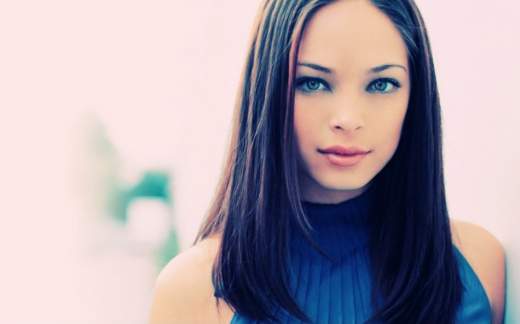 Kristin Kreuk con blusa azul