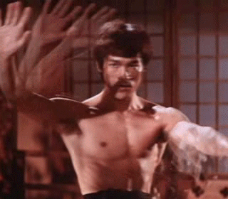Bruce Lee haciendo movimientos con las manos