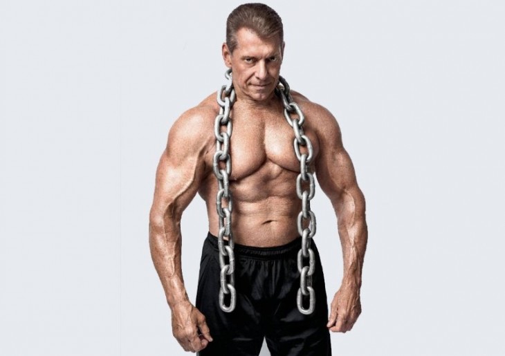 Vince McMahon con cadenas sobre los hombros