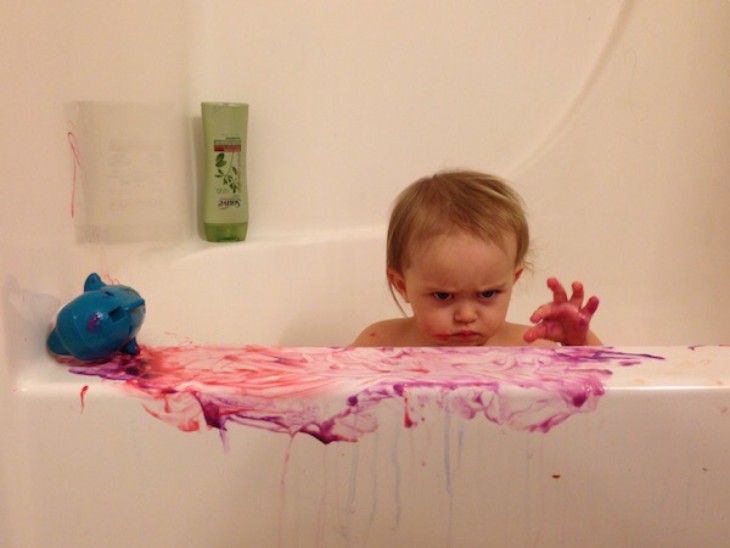 Hija siniestra en la tina de baño