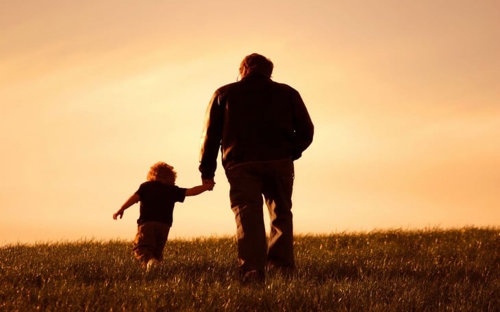 Padre e hijo caminan al atardecer