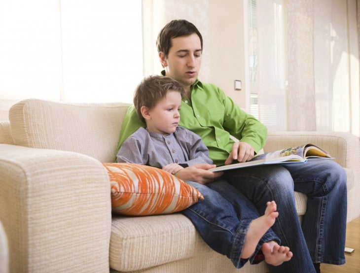 Padre e hijo leyendo en casa