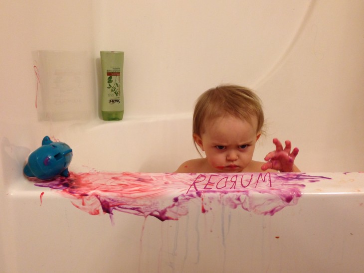 Hija siniestra en la tina de baño