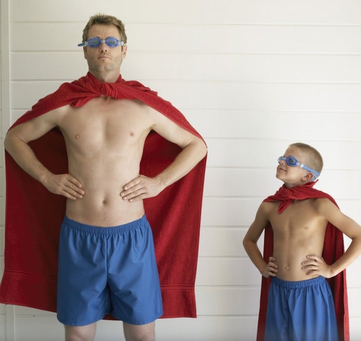 Padre e hijo como superhéroes