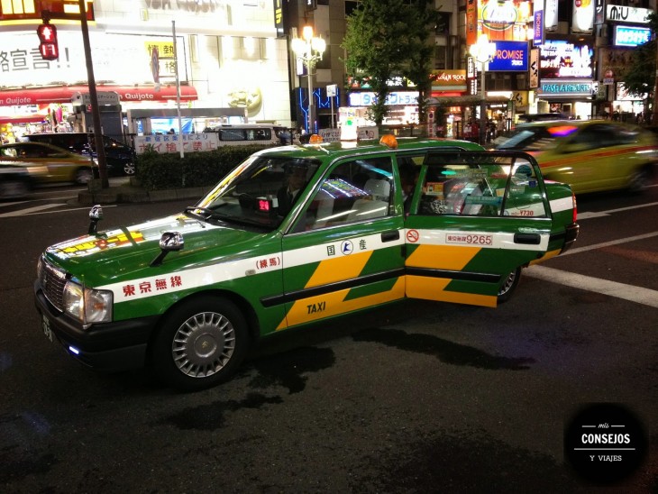 Taxi parado en el centro de Tokio