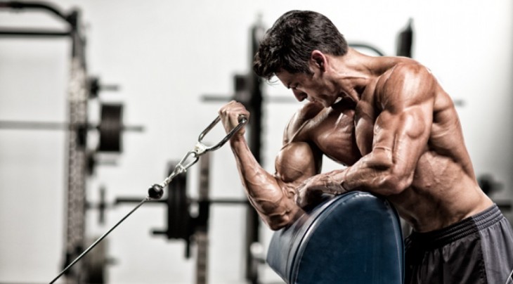 Hombre se ejercita en el gimnasio