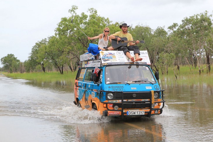 pareja de polonia cruzando el rio en su van