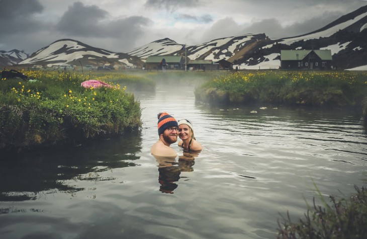 pareja de polonia en el rio