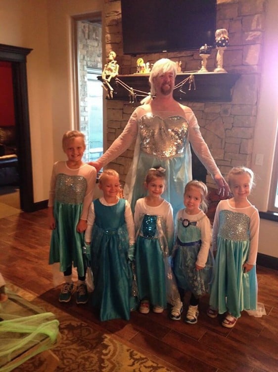 hombre junto a 5 niñas vestidos de la princesa Elsa de la película "Frozen" 