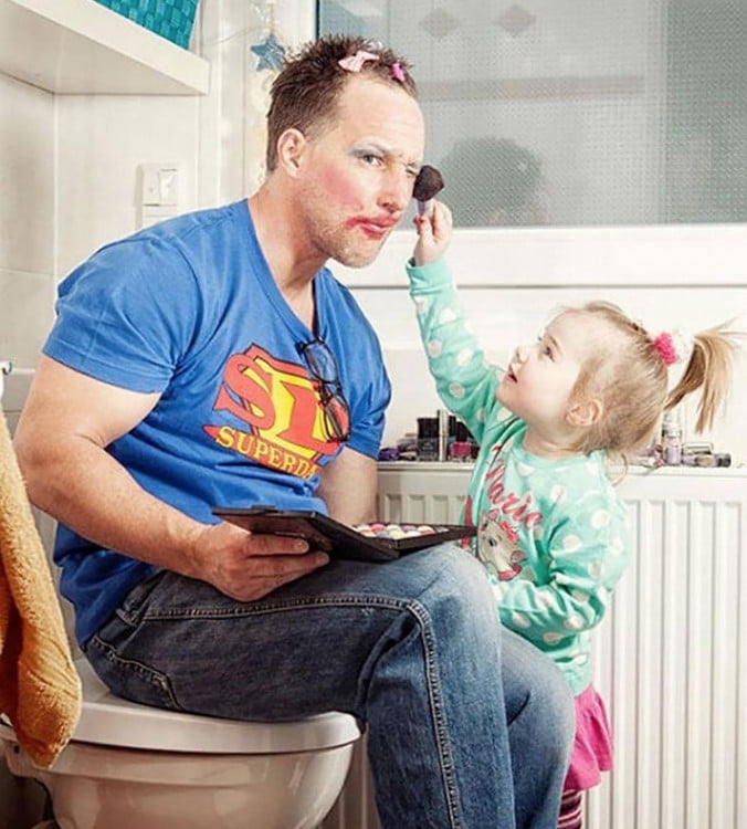 Niña maquillando a su papá 
