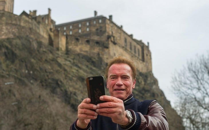 Arnold Schwarzenegger se toma selfie en Escocia